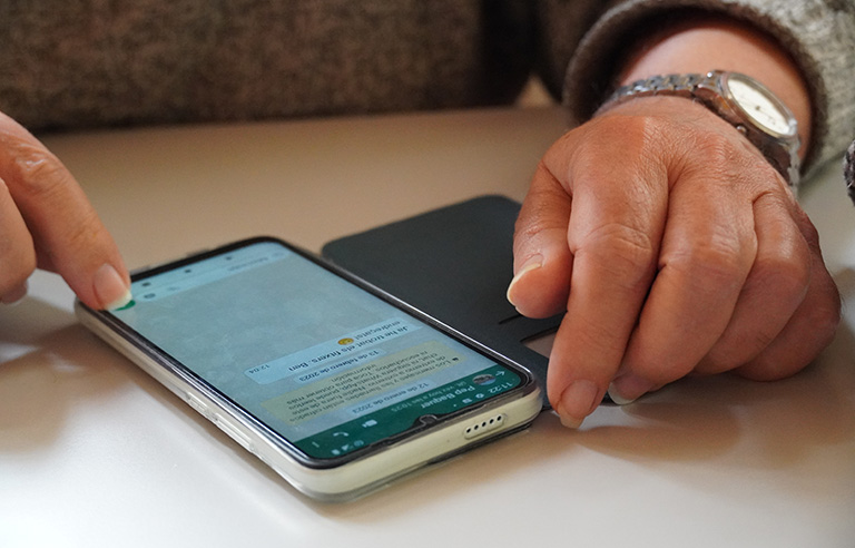 Persona gran assistint a una formació sobre l'ús del mòbil