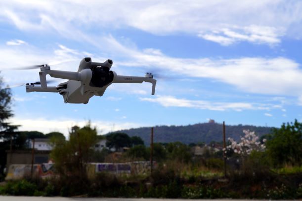 Un dron de la Policia Local i Protecció Civil sobrevolant Sant Boi