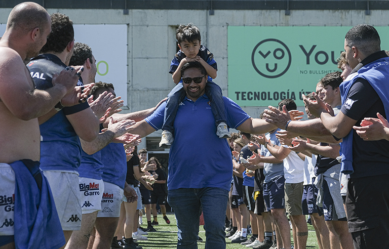 Passadís d'honor al jugador, acompanyat del seu fill