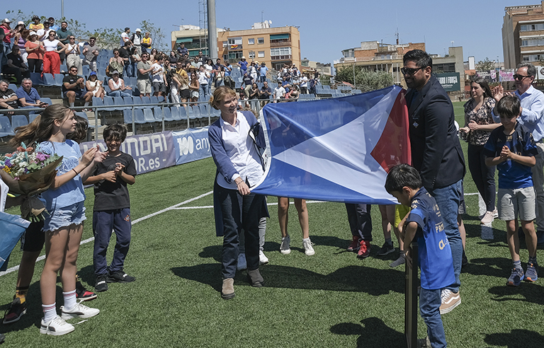 L'alcaldessa i el jugador de la UES, amb la bandera de Sant Boi