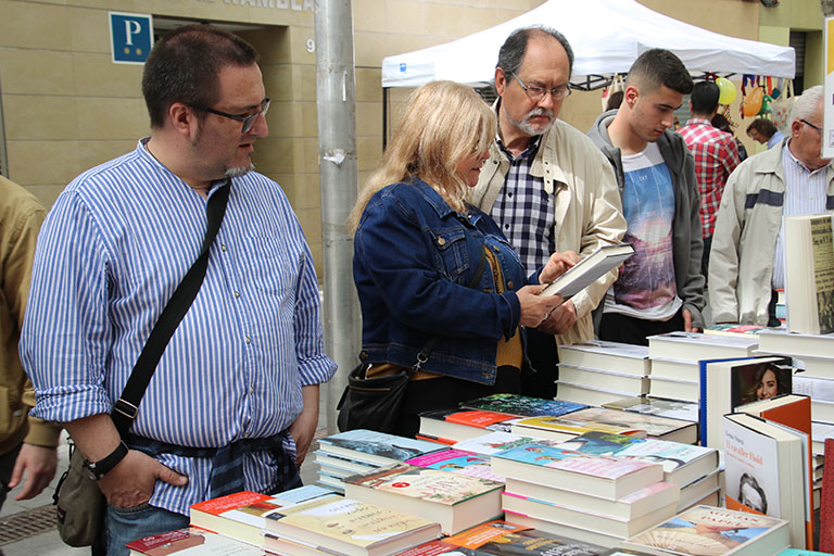 Fira del llibre a la rambla de Rafael Casanova