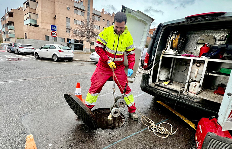 operari en els treballs d'inspecció del  clavegueram 
