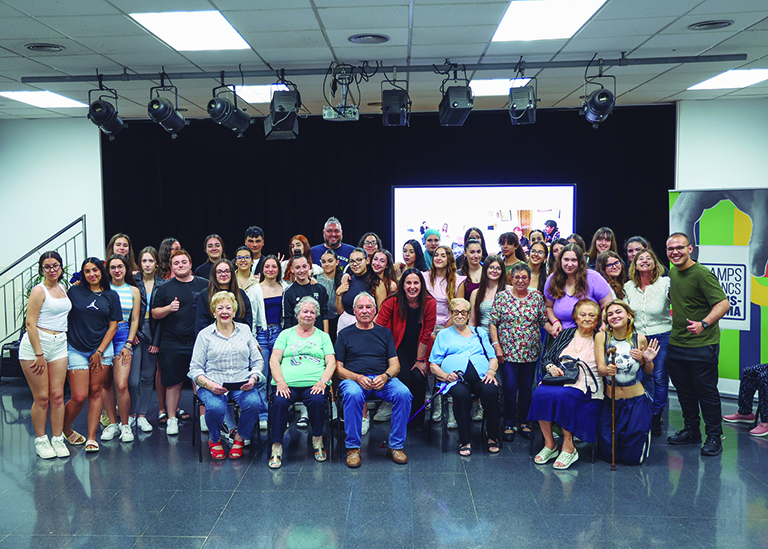 Foto de grup amb alumnes de l'institut i gent gran del barri