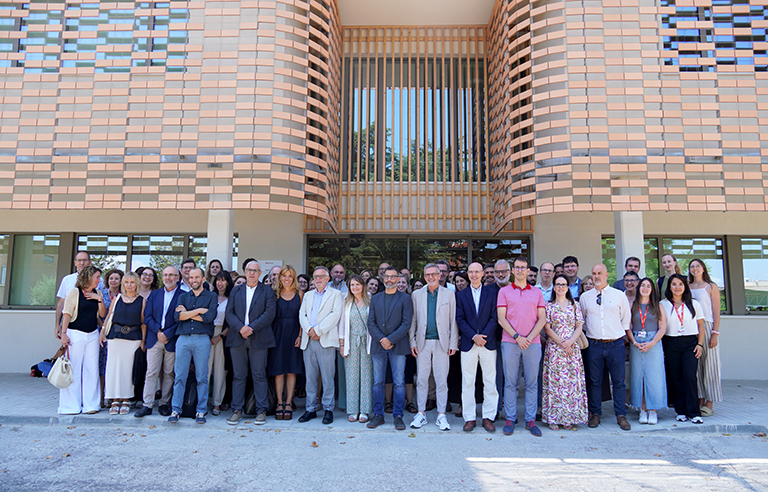 Foto de grup a l'exterior del centre després de l'acte d'inauguració