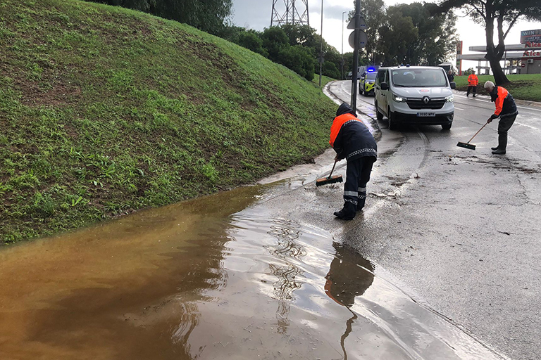 Acumulació d'aigua a la sortida de la benzinera de l'Alcampo
