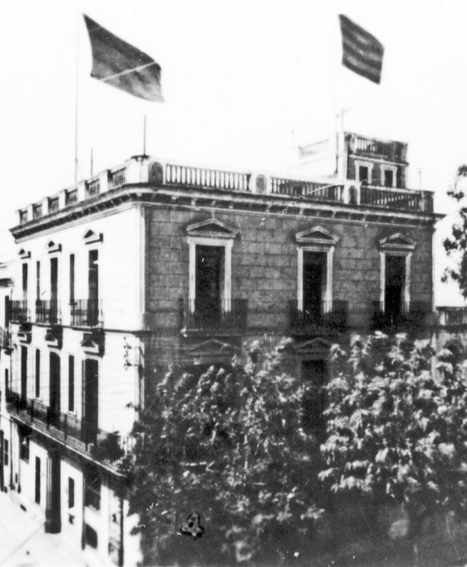 Casa de la Vila antiga amb senyeres