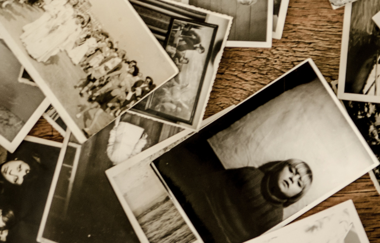 Fotografies antigues on apareixen noies