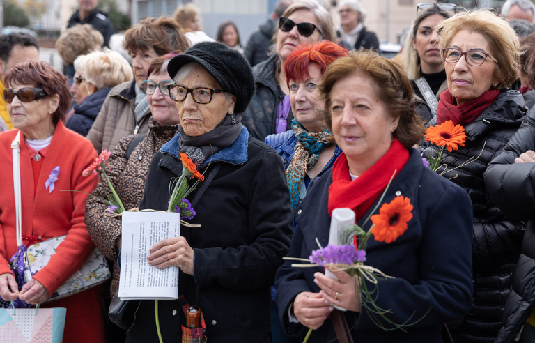 Persones assistents ofrena foral 8m