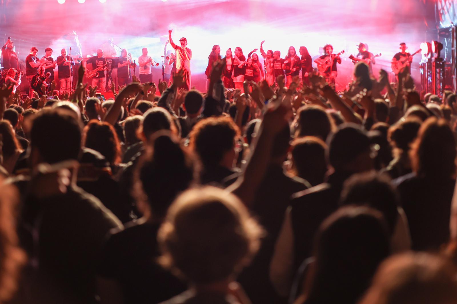 Macaco comparteix escenari amb veïns i veïnes de Camps Blancs