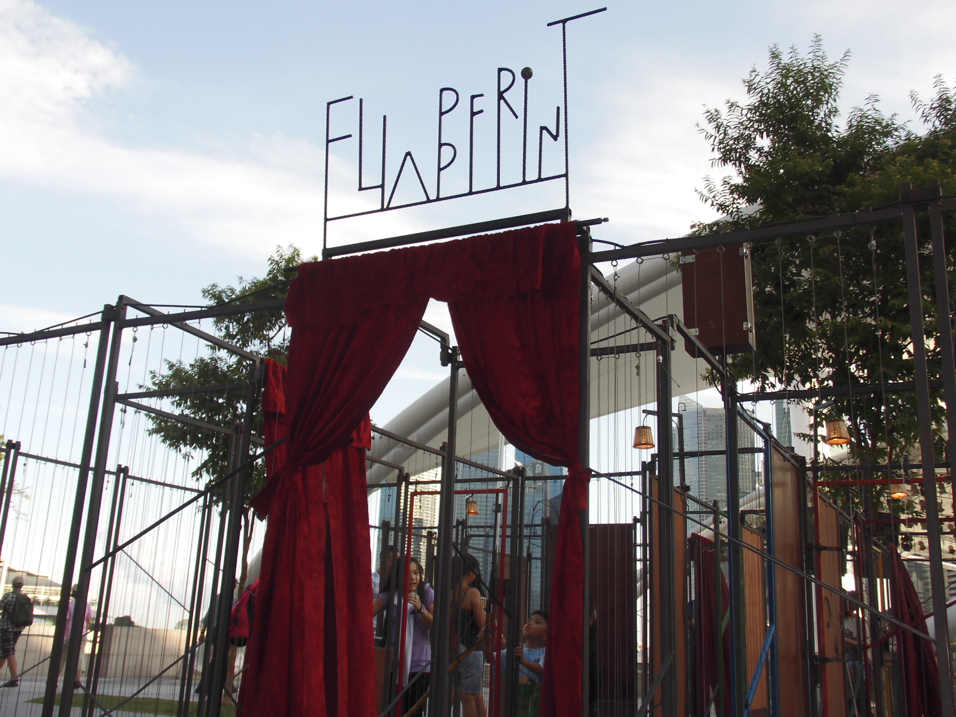 Instal·lació artística participativa El Laberint de la Cia.Itinerània