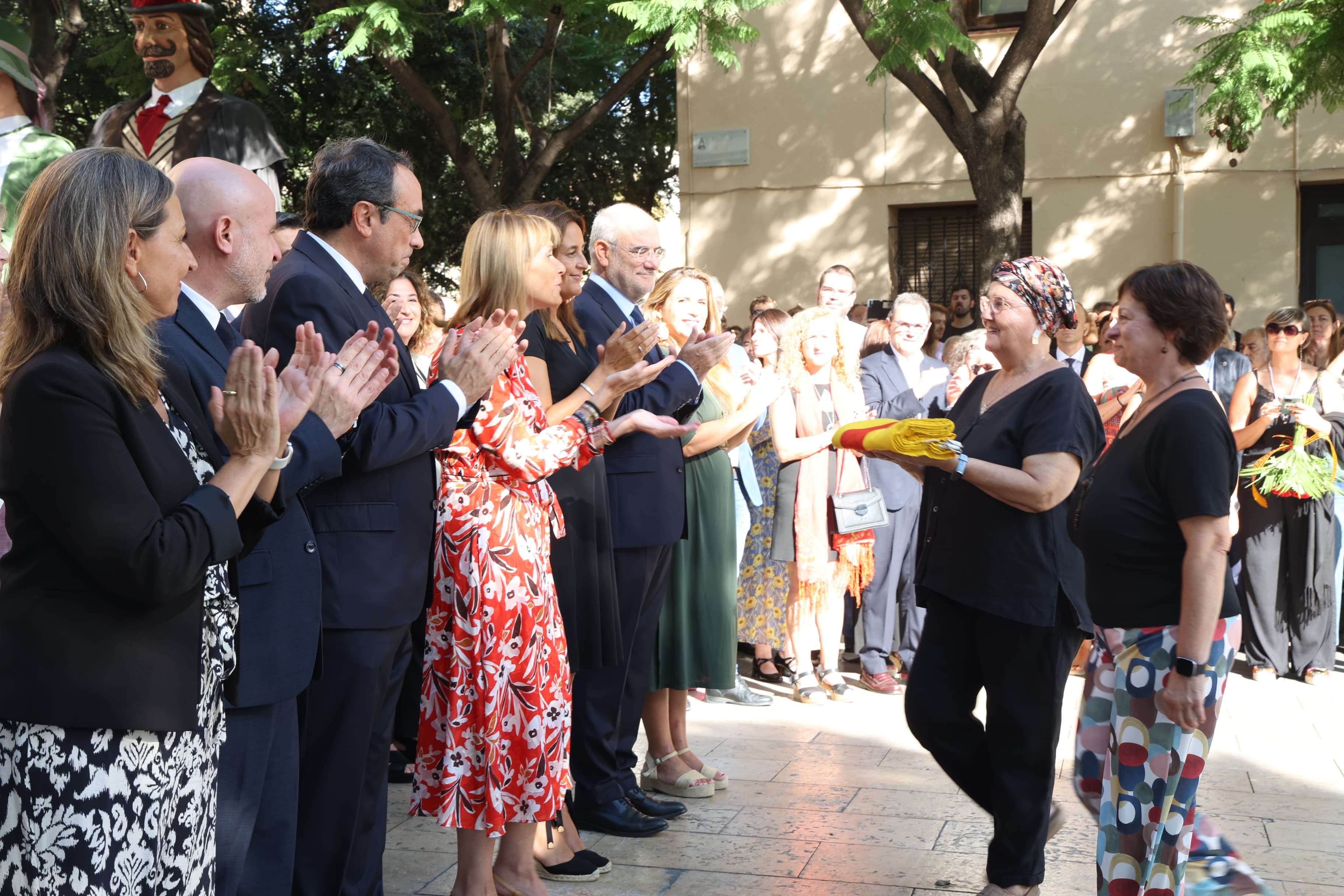 La Coral Renaixença ha lliurat la senyera a les autoritats