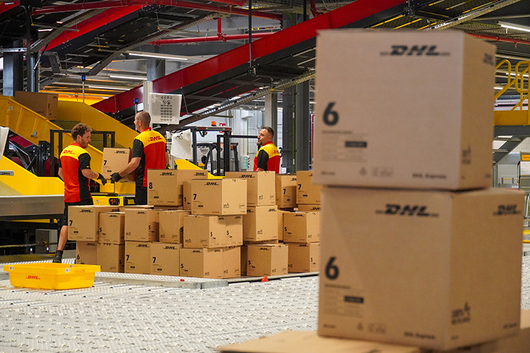 Treballadors de la companyia a l'interior de la nau
