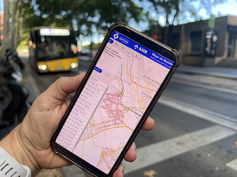 Una persona consulta el nou mapa al seu mòbil
