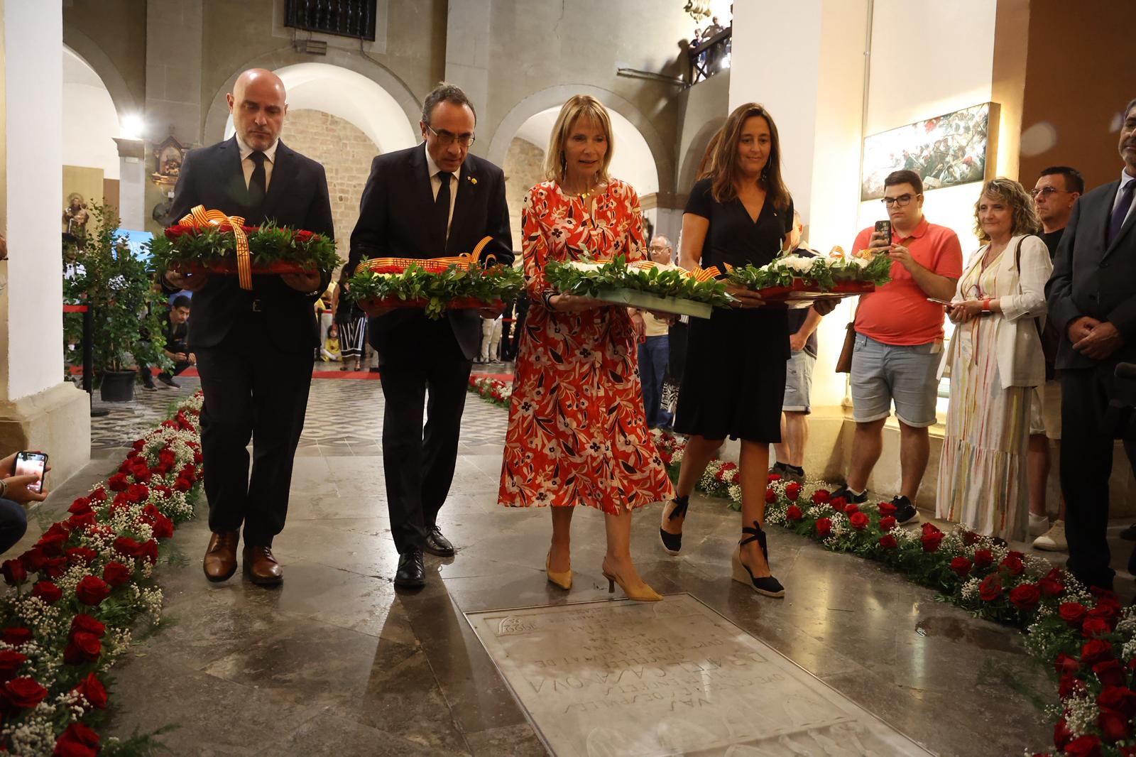 Les primeres autoritats fan l'ofrena