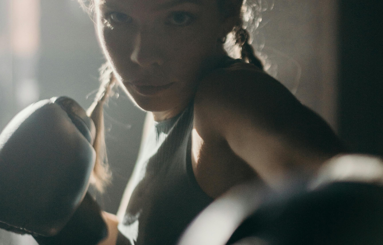 Noia amb guants de boxe