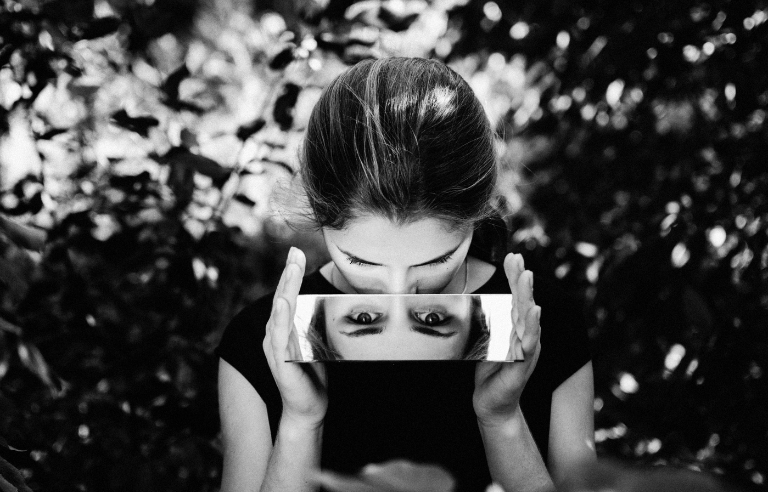 Dona mirant-se en mirall