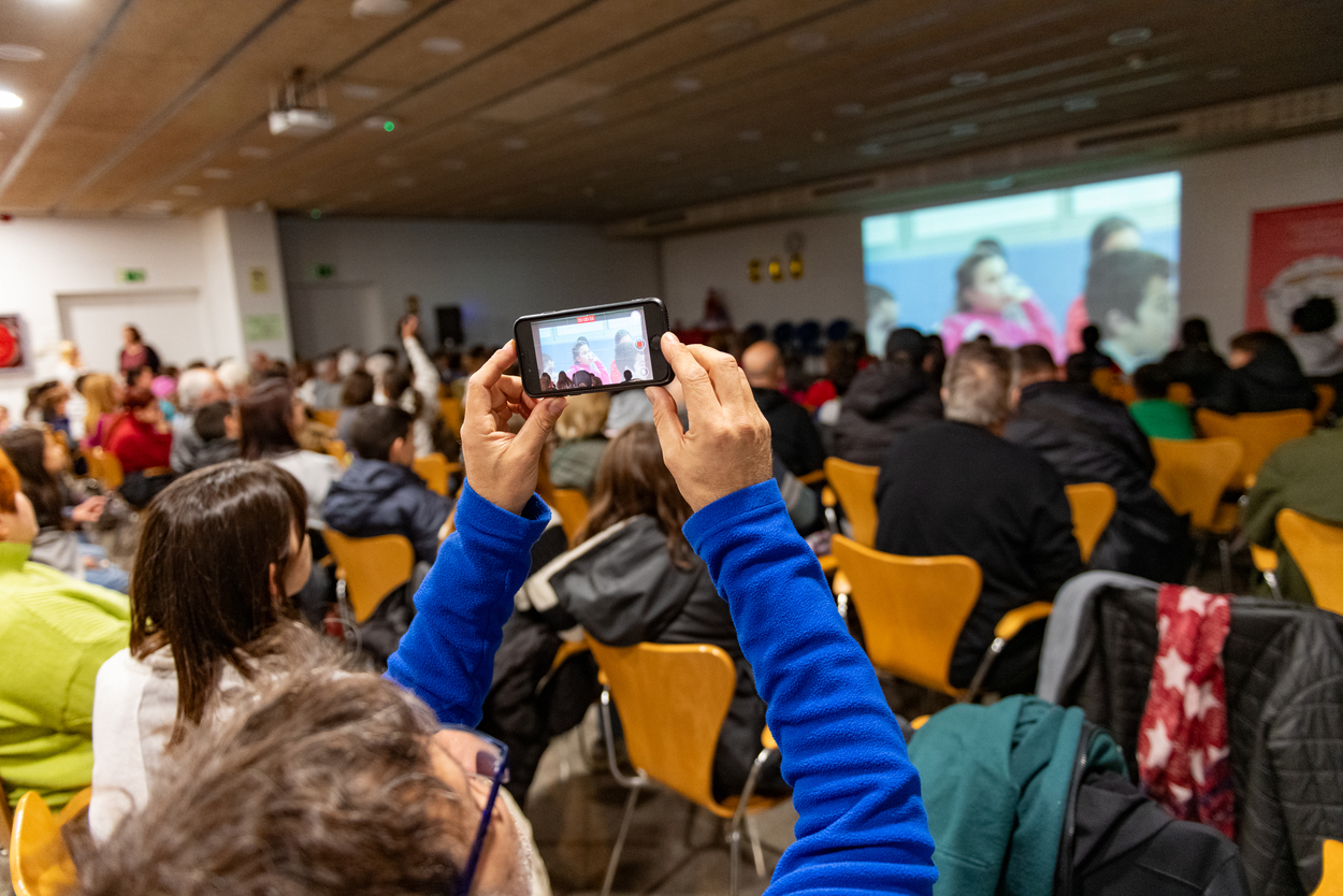 Un familiar fa una foto de l'acte amb el mòbil
