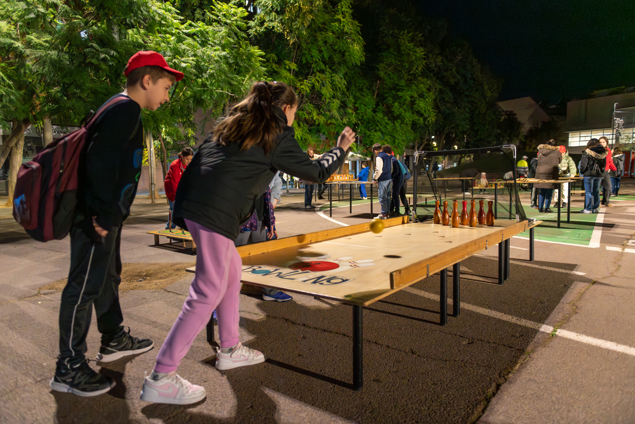 Infants jugant durant la festa a la plaça de Teresa Valls i Diví