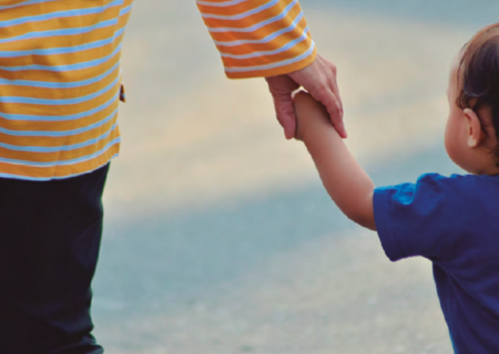 Infant agafat de la ma