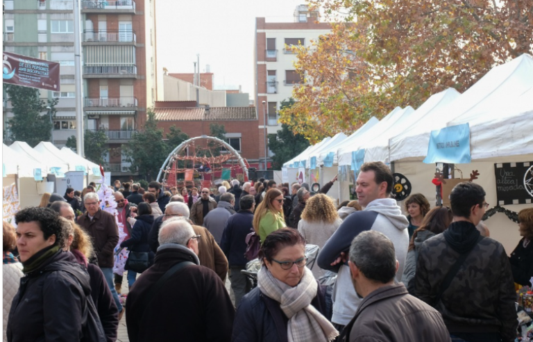Gent passejant entre mig d'stands