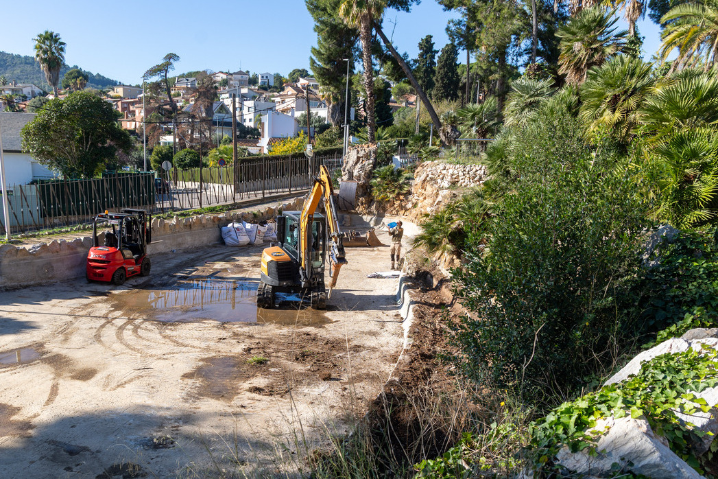 Maquinària d'obra treballant al llac