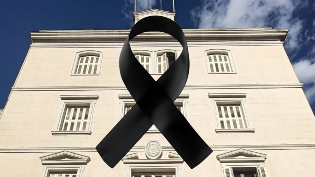 Façana de l'Ajuntament amb un crespó negre