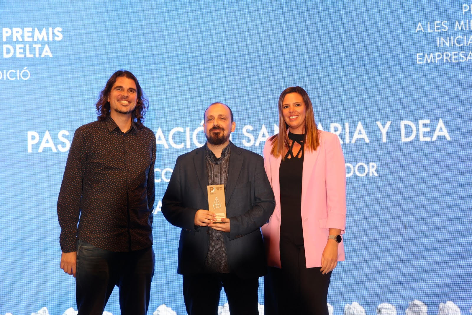 Recollida del premi durant l'acte de lliurament celebrat a Gavà