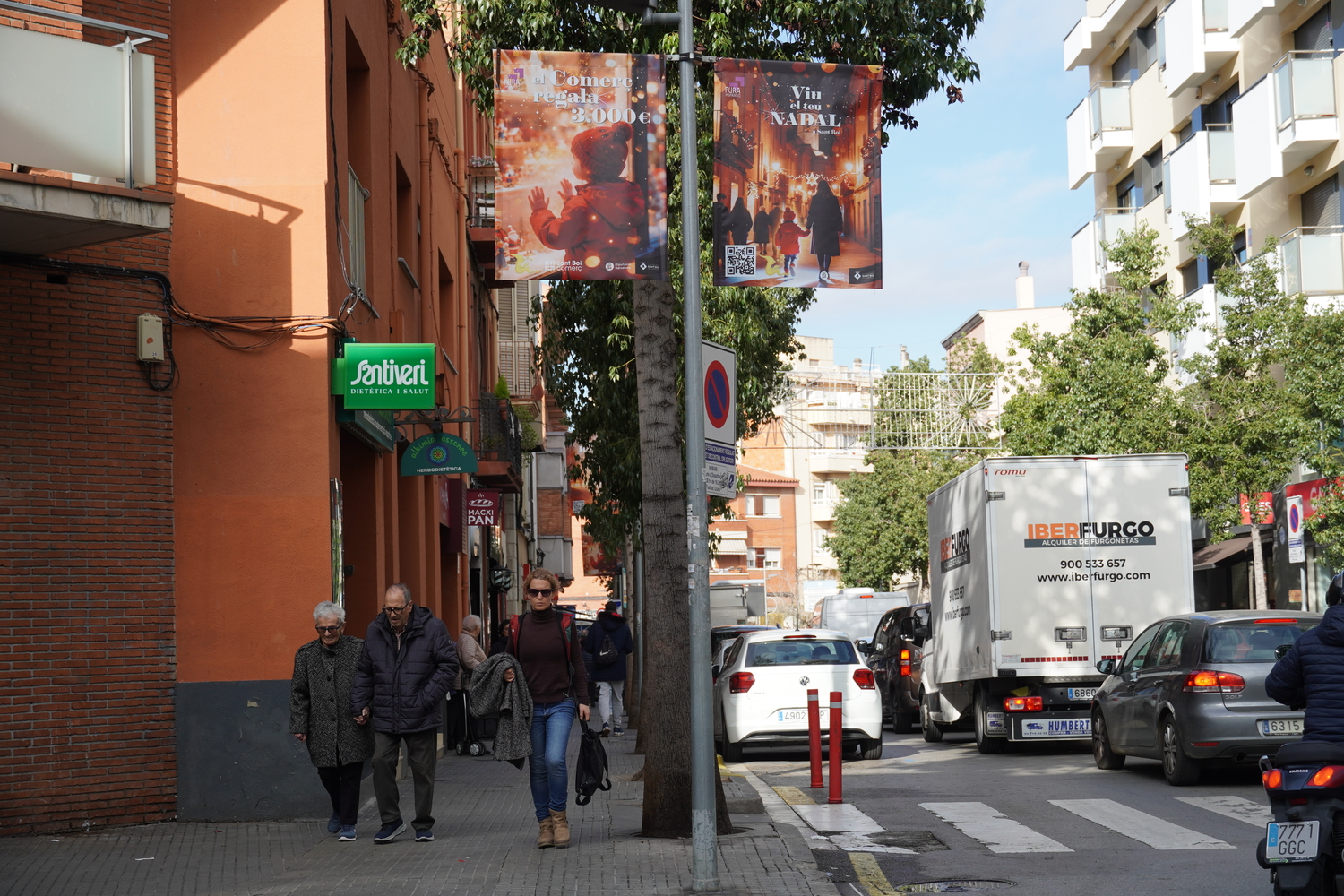 Un carrer de Sant Boi amb les banderoles de la campanya
