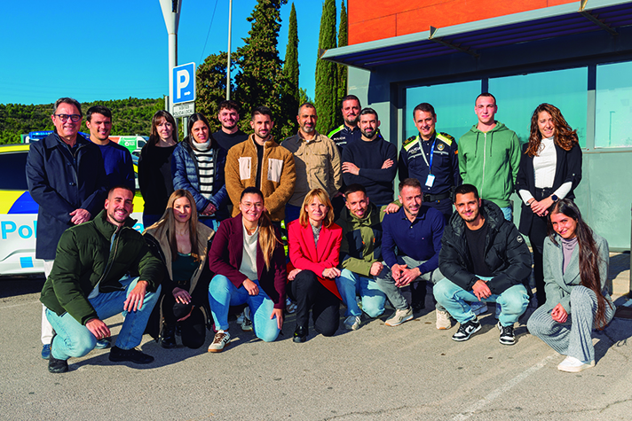 Foto de grup a l'exterior de la comissaria de la Policia Local