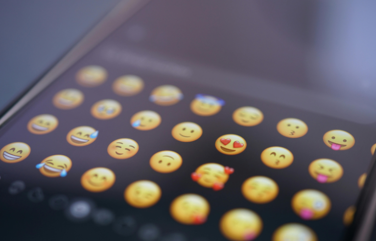 pantalla de mòbil amb emoticones