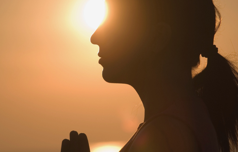 Silueta dona a contra llum