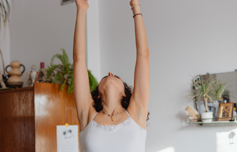 dona allargant els braços amunt