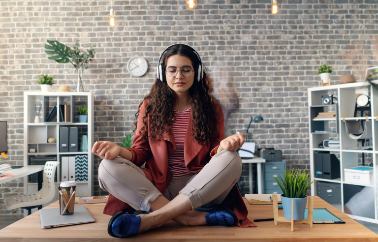 dona asseguda sobre d'una taula