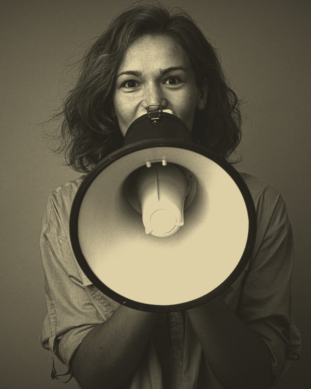 dona amb màniga curta amb un altaveu 