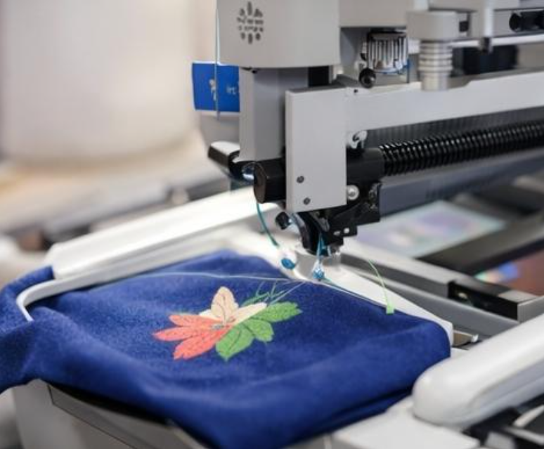 Brodadora digital i màquina de cosir
