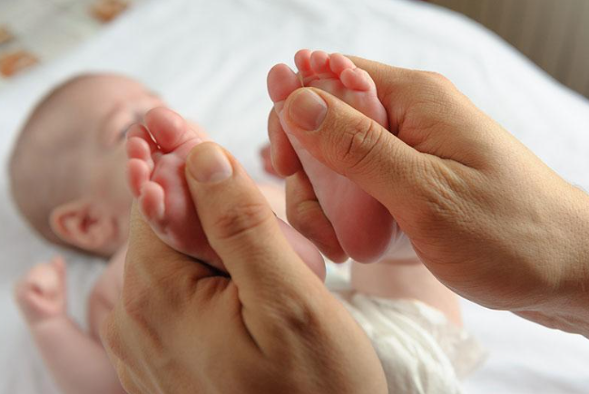 Massatge infantil i estones cos a cos