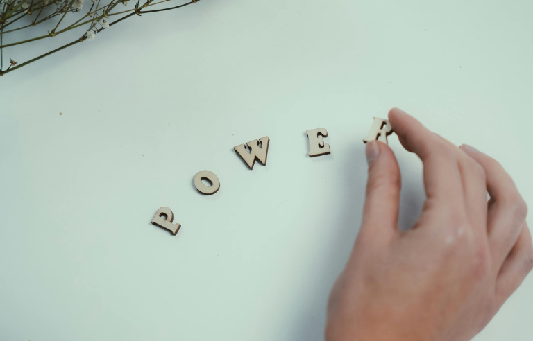 mà amb lletres P o w e r 