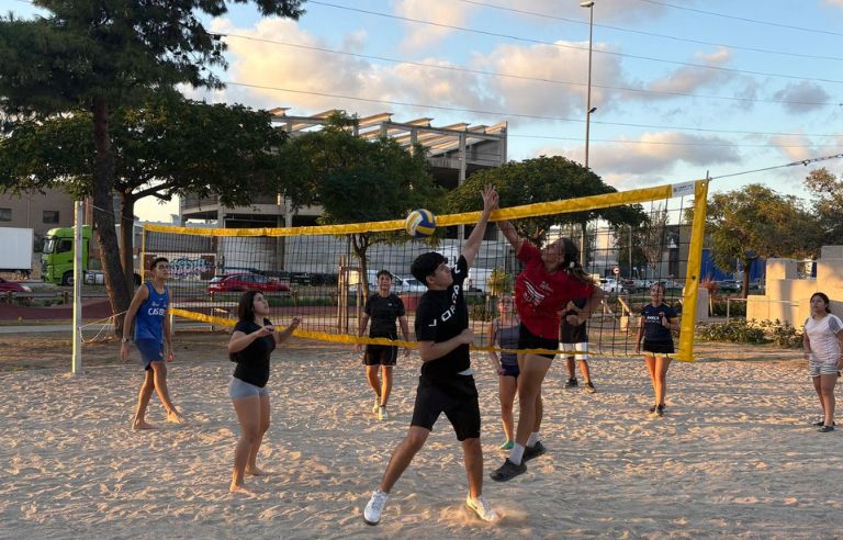 Tarda de volei per a joves