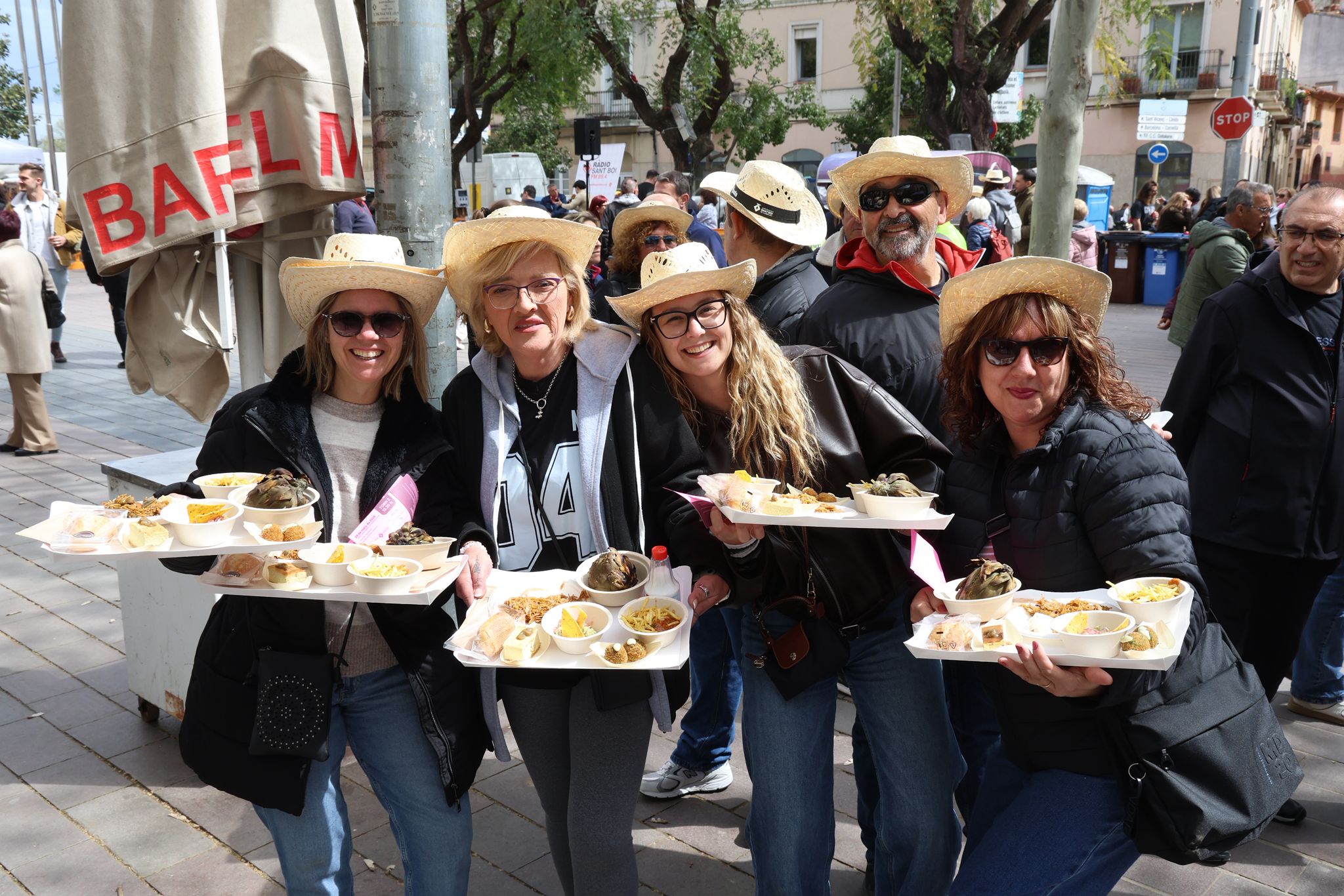 Quatre dones posen amb els seus plats carxofers