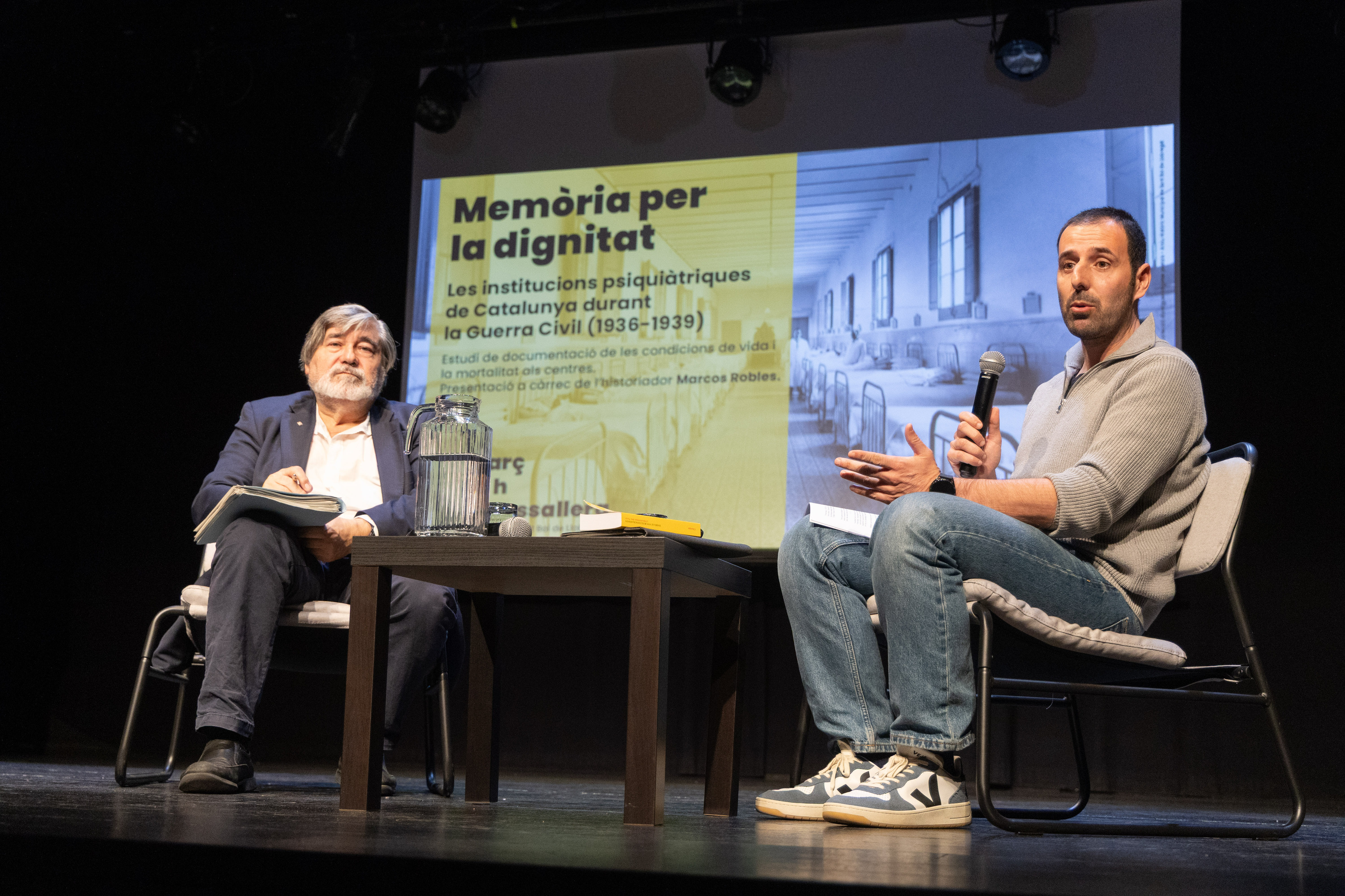 L'historiador Marcos Robles, amb el representant de la Generalitat de Catalunya
