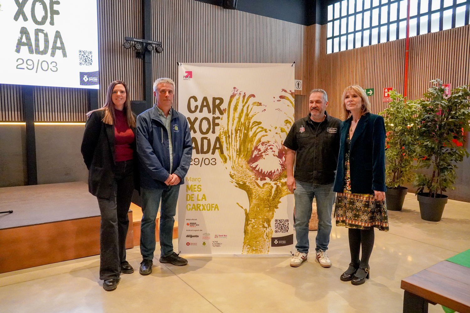 L'alcaldessa, Lluïsa Moret, amb la tinenta d'Alcaldia Elisabet Latorre i representants del col·lectiu Degusta i la Cooperativa Agrària