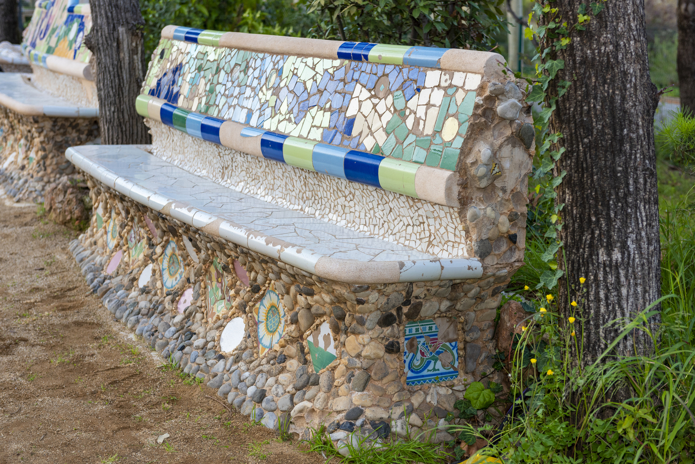 Un dels bancs amb trencadís al Jardí Invisible