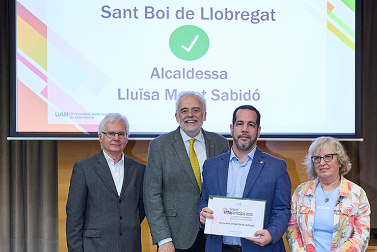 El regidor Alejandro Pérez va recollir la certificació en nom de l'Ajuntament de Sant Boi