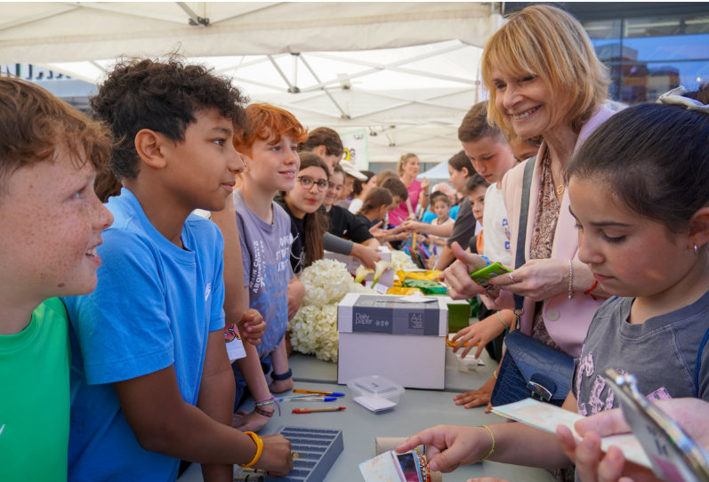 Mercat de Cooperatives del projecte CUEME a la plaça de la República