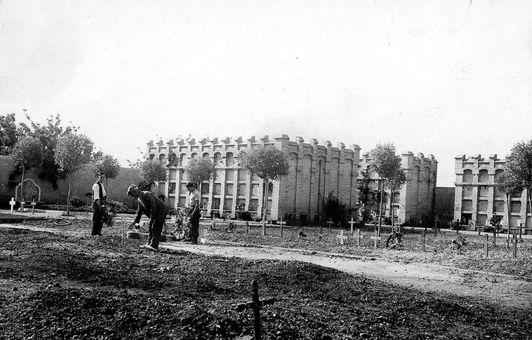 Postal de l'Arxiu Històric Municipal de la fossa comuna del Cementiri municipal de Sant Boi