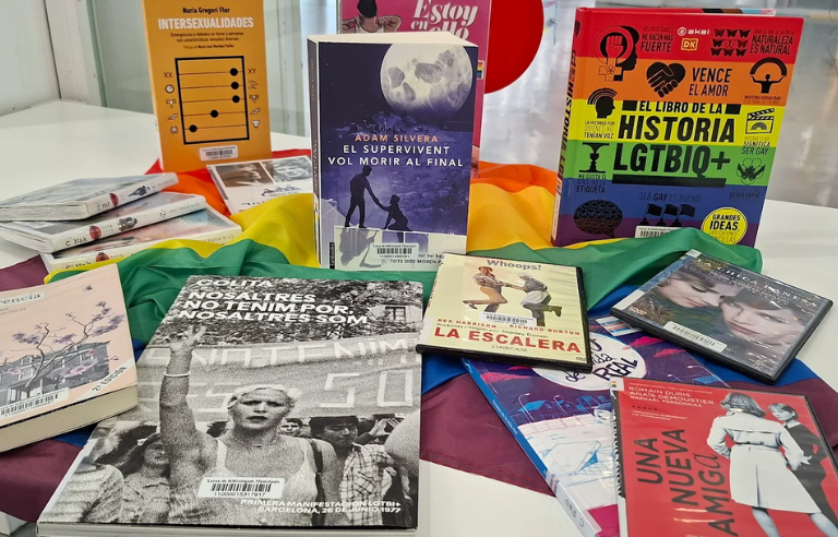 Llibres i documents LGTBI+ exposats a una taula