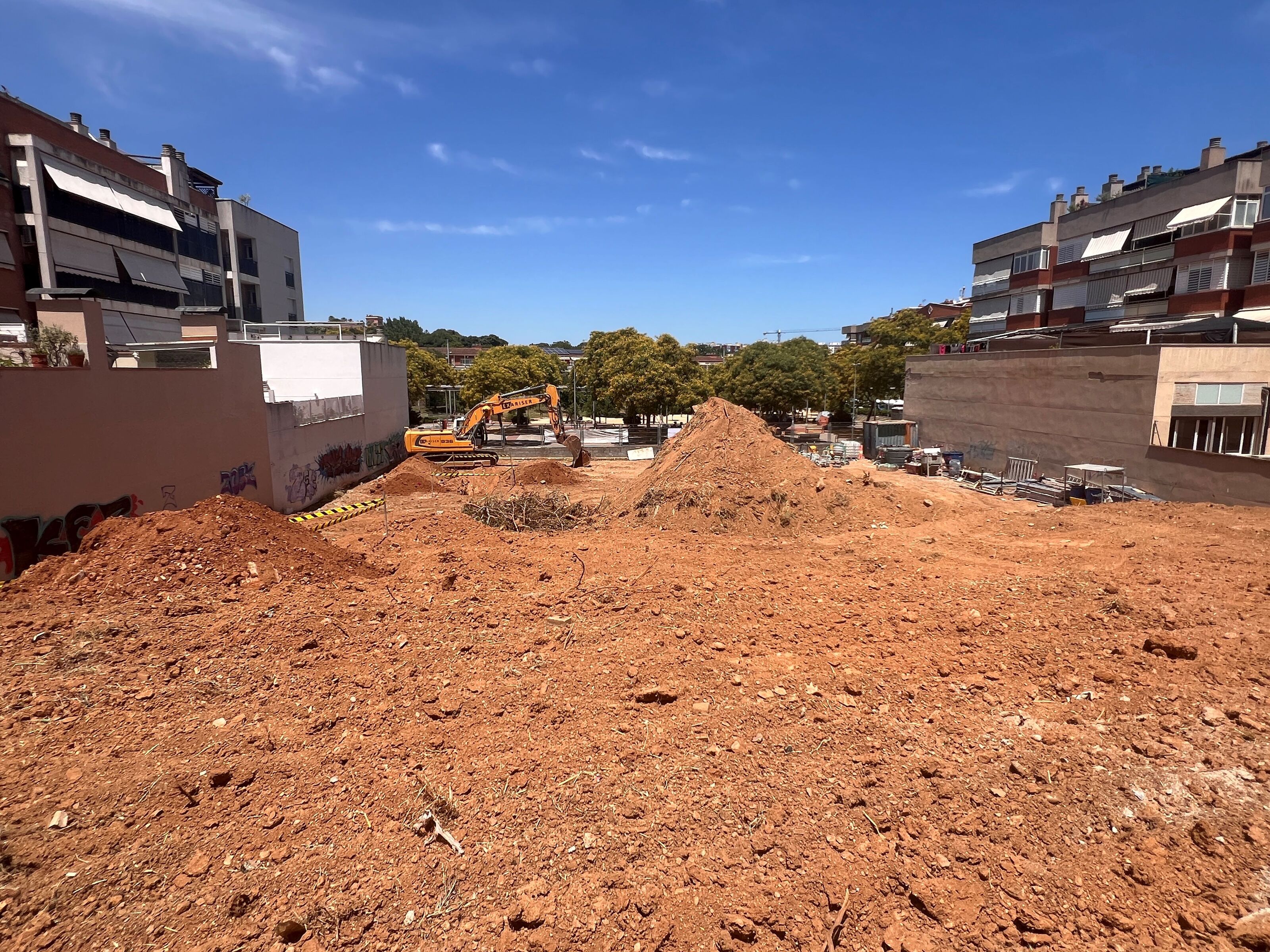 Vista del solar de propietat municipal on es construeix