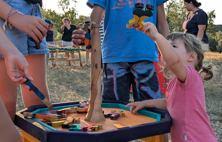 Arrels instal·lació participativa que transforma tradicions d'arreu del món en una experiència lúdica i compartida
