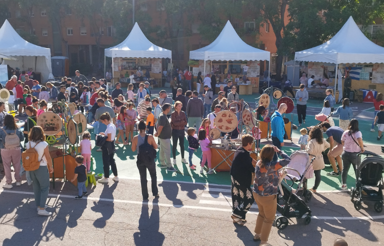 Activitats familiars a la Plaça Teresa Valls i Diví pel Barrejant