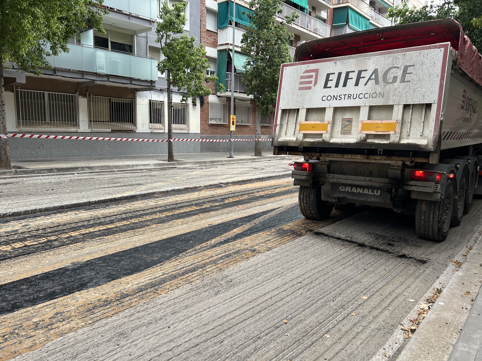 Asfaltatge en curs a un tram del carrer Girona